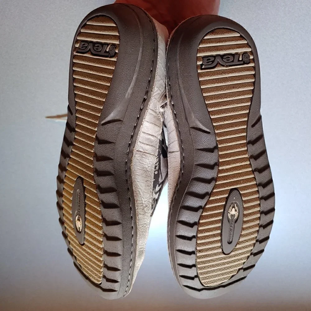 Teva x Spyder Kiru Boots Women's size 6 Gray & Cream Fur Lined Lace Up